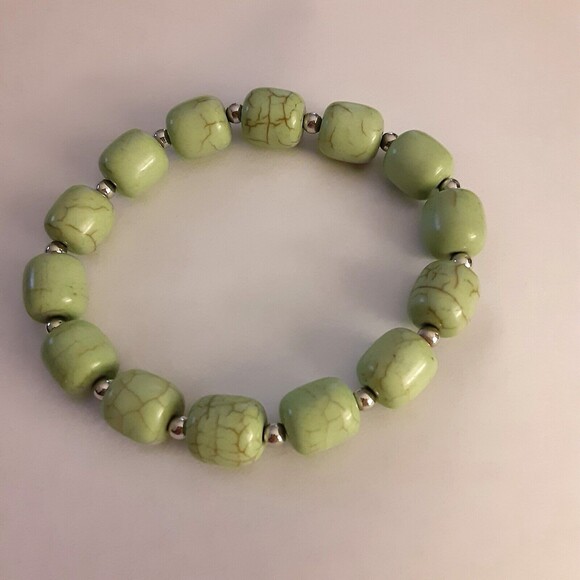 Pale green natural tones stretch bracelet casual beaded - Picture 2 of 2